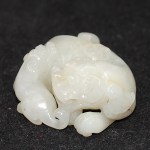 Antike Jade Schnitzerei Foo Dog mit Jungem